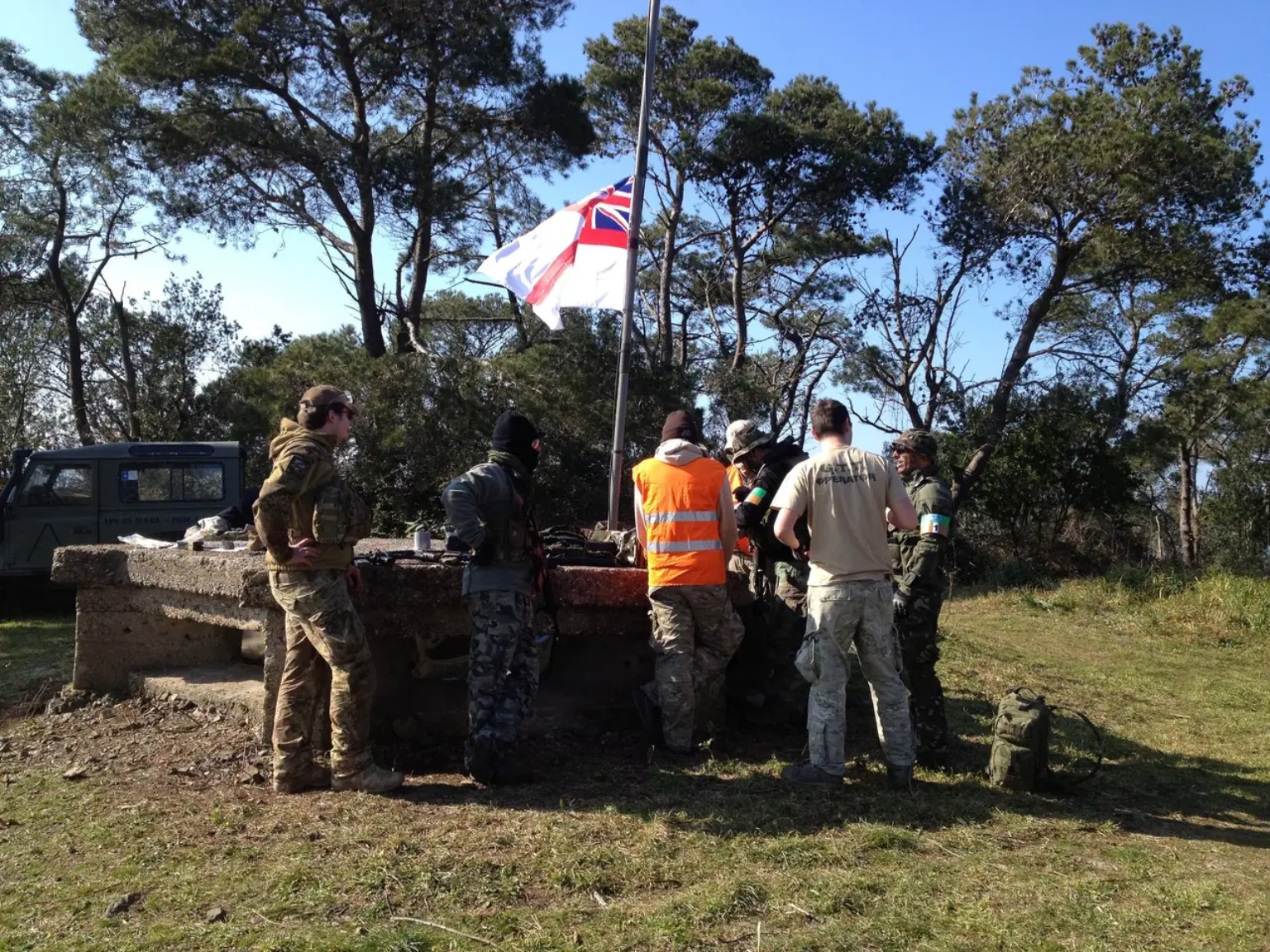 Partecipanti riuniti presso una postazione organizzativa nel campo boschivo