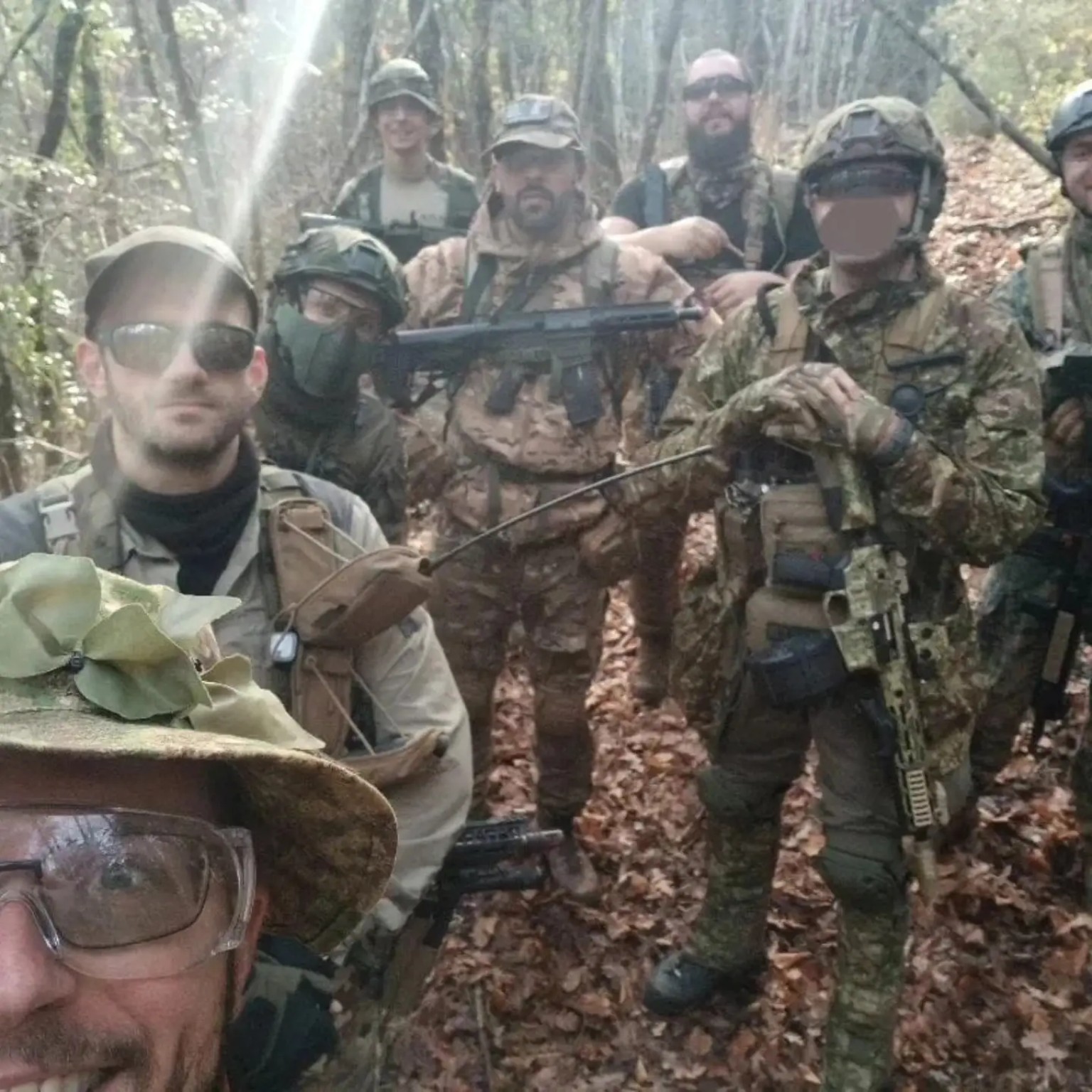 Gruppo di giocatori softair riunito lungo un sentiero nel bosco
